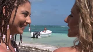 Deux salopes rassasiées lors d'un ménage à trois sur le sable!