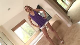 Belle blonde profite de la visite de son nouveau voisin pour se rassasier!