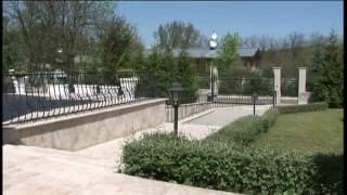 Bonny Bon se fait exploser les trous dans une mansion de luxe!