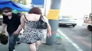Un homme réalise des upskirts dans la rue!