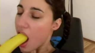 Une beurette assez jeune se gode avec une banane