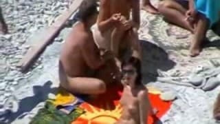 Des amateurs baisent à la plage !