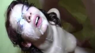 Un beau bukkake pour une femme à lunette
