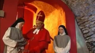 Le curé s'occupe d'une petite salope