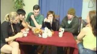 Des jeunes très chauds pour une partouze