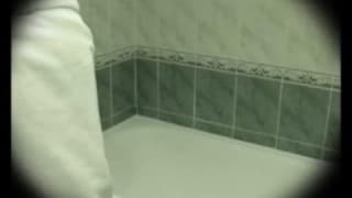 Une jeune femme se masturbe sous la douche