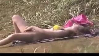 Une jeune asiatique se masturbe