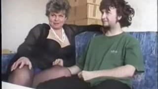 Une vieille séduit un jeune homme