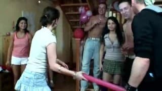 Des jeunes pour une partouze