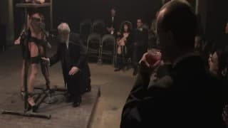 Brune soumise s'adonne au sexe hardcore et bondage!