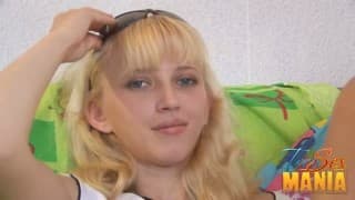 Deux blondes de 18 ans dans une partouze!