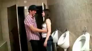 Jeune brune baisée par un inconnu dans les toilettes!