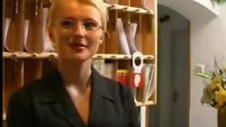 Le mec amène la pute à l’hôtel et la baise