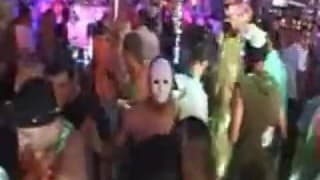 Une orgie en boite de nuit