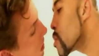 Il se fait bouffer par deux gars simultanément