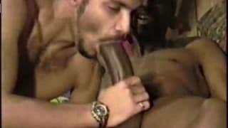 Ce blanc passif a une bite énorme sous les yeux