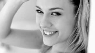 Une belle blonde se fait plaisir en solo