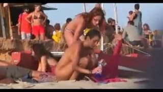 Des nudistes très sexy à la plage