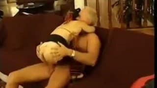 Une petite naine à lunette