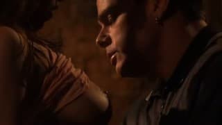 Une brune torride pour un homme en manque