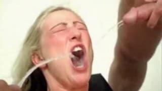 De la pisse à gogo pour une blonde mature