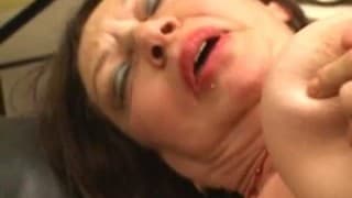 Des lesbiennes bien matures avec un gode ceinture