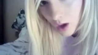 Jolie blonde qui se tripote tranquillement