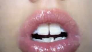 Une petite amatrice qui aime montrer son anus