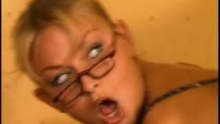 Les gémissement de plaisirs, d'une femme à lunette