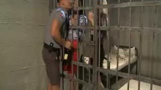 Il baise deux salopes en prison