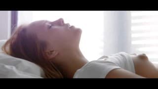 Elle se réveille avec des caresses