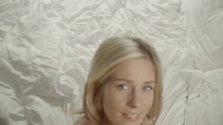 Elle se procure du plaisir avec une masturbation féminine