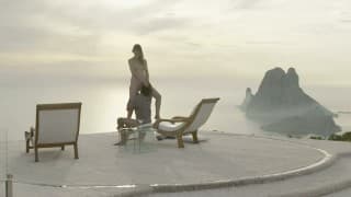 Une petite cochonne baise en extérieur