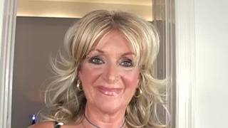 Il se tape une vieille très gourmande