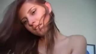 La poitrine sublime d'une rousse en chaleur