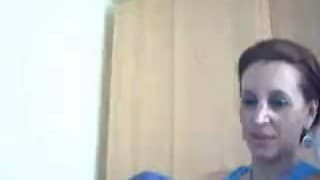 Une milf bien gourmande devant la caméra