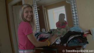 Une petite jeune qui n'a besoin de personne pour prendre un max de plaisir