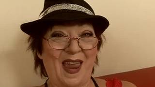 Un jeune baise une femme mature bien ronde