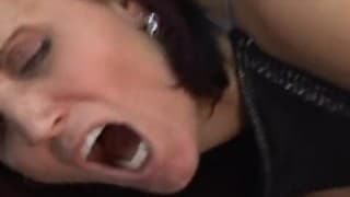 Une brune vraiment sexy avec une chatte poilue