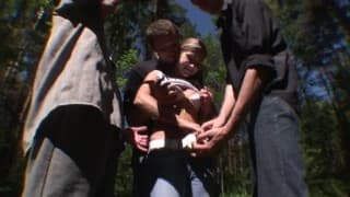Un gros gang bang en forêt
