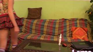 Une belle blonde tue le temps avec son sextoy