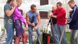 Une jolie bourgeoise baise avec plusieurs hommes