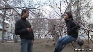 Une petite salope de 18ans dans un porno