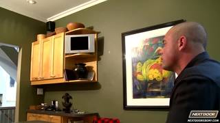 Trois hommes gays pour une scène interracial