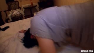 Une belle brune gourmande qui suce un pénis imposant