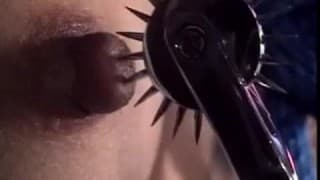 Une asiatique bondage qui ne peut rien faire!