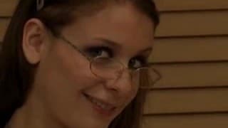 La miss joue avec un gode imposant