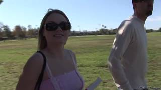 Tatiana Kush et une amie s'organisent une belle baise à trois