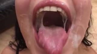 Jeune brunette prend une douche de sperme sur le visage