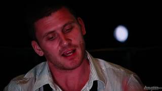 Karlie Simon se fait baiser par un homme musclé